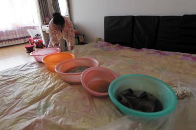 凉城楼上漏水，住户失联，小区没物管，业主维权难！律师来支招……